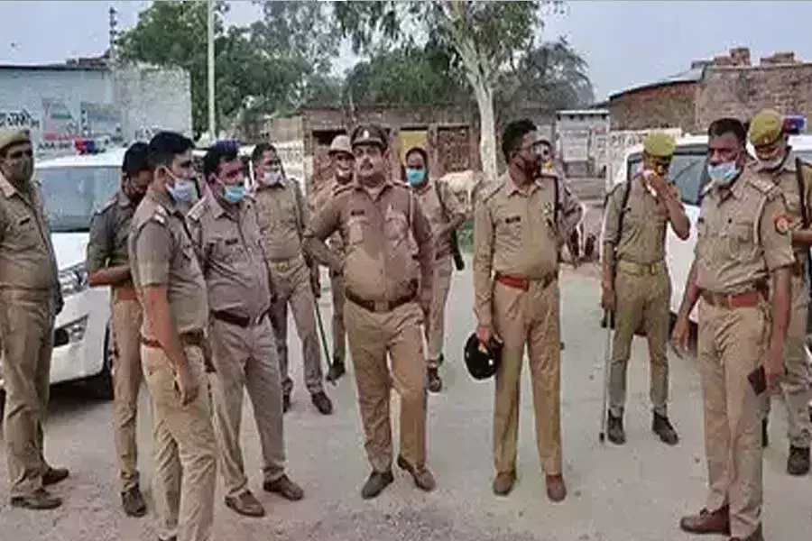 प्रेम प्रसंग के चलते शिक्षक और नाबालिक छात्रा ने जंगल मे फांसी लगाकर कर ली आत्महत्या प्रेम प्रसंग के चलते शिक्षक और नाबालिक छात्रा ने जंगल मे फांसी लगाकर कर ली आत्महत्या