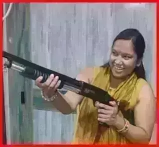 महराजगंज के जिला महिला चिकित्सालय में संविदा पर तैनात महिला डॉक्टर का असलहा के साथ फोटो वायरल महराजगंज के जिला महिला चिकित्सालय में संविदा पर तैनात महिला डॉक्टर का असलहा के साथ फोटो वायरल