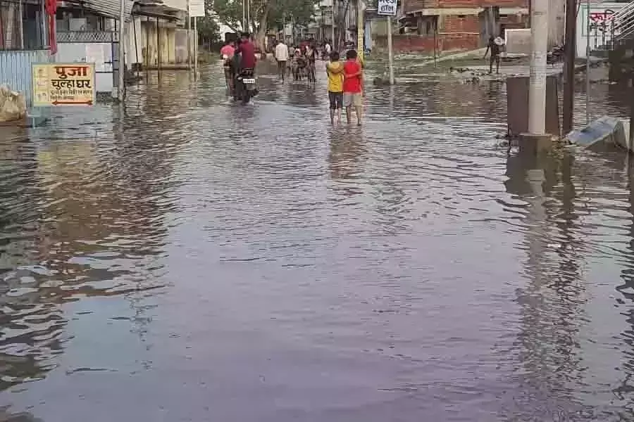 बिहार का औरंगाबाद शहर तालाब मे तब्दील सडको पर भरा तीन फिट पानी