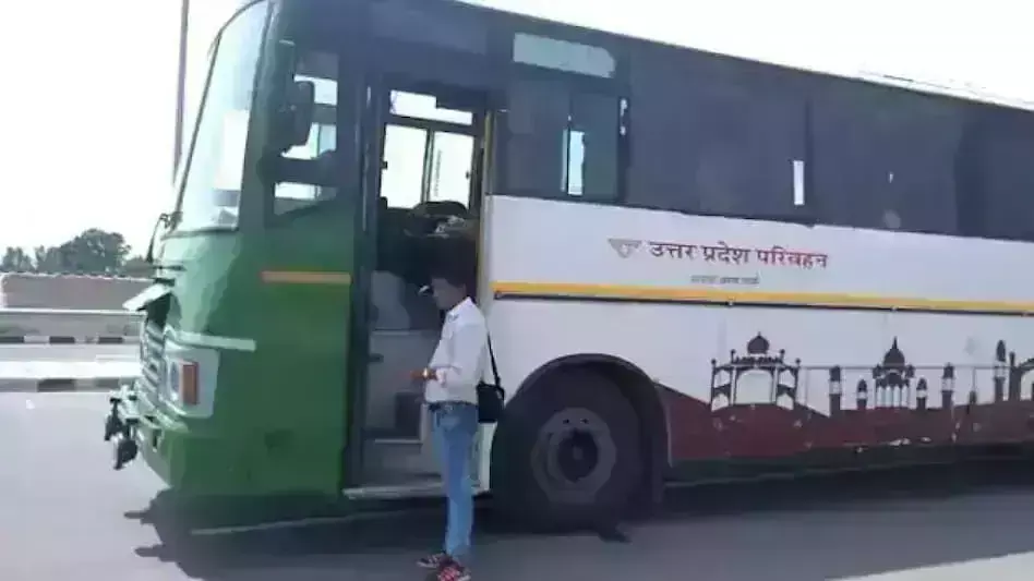 यूपी मे रोडबेज बसों की दयानीय स्थति,तेज बारिश मे बीच एक्सप्रेसवे पर खराब हुई रोडवेज बस, कई घंटो बाद भी नही मिली मदद