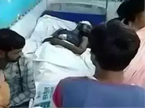 प्रेमिका से मिलने गया प्रेमी की बंद कमरे मे जमकर की धुनाई, फिर चोरी का आरोप रखकर पुलिस के हवाले किया प्रेमिका से मिलने गया प्रेमी की बंद कमरे मे जमकर की धुनाई, फिर चोरी का आरोप रखकर पुलिस के हवाले किया