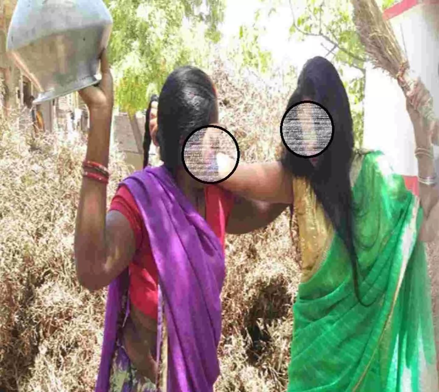 सास बोली- बर्तन धो दो.. बहू ने बाल पकड़ घसीटा और पीटने लगी, फिर 1 महीने बाद सास ने ऐसे लिया बदला सास बोली- बर्तन धो दो.. बहू ने बाल पकड़ घसीटा और पीटने लगी, फिर 1 महीने बाद सास ने ऐसे लिया बदला