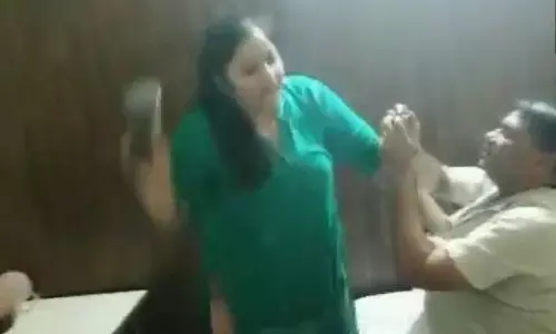 Agra News: गर्लफ्रेंड संग रंगेहाथ पकड़ा गया पति, बीवी चप्पल से 1 घंटे पीटती रही, प्रेमिका को भी नहीं छोड़ा Agra News: गर्लफ्रेंड संग रंगेहाथ पकड़ा गया पति, बीवी चप्पल से 1 घंटे पीटती रही, प्रेमिका को भी नहीं छोड़ा