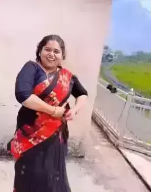 आंटी ने छत पर नेहा कक्कड के गाने पर किया कमर तोड डांस, अब काफी हो रहा वायरल आंटी ने छत पर नेहा कक्कड के गाने पर किया कमर तोड डांस, अब काफी हो रहा वायरल