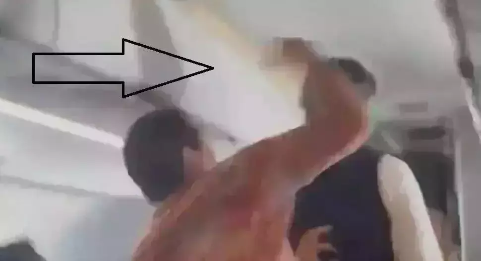 विमान पर बैठे शख्स ने महिला पर बरसाए मुक्के शख्स पर यह हुई कार्यवाही विमान पर बैठे शख्स ने महिला पर बरसाए मुक्के शख्स पर यह हुई कार्यवाही
