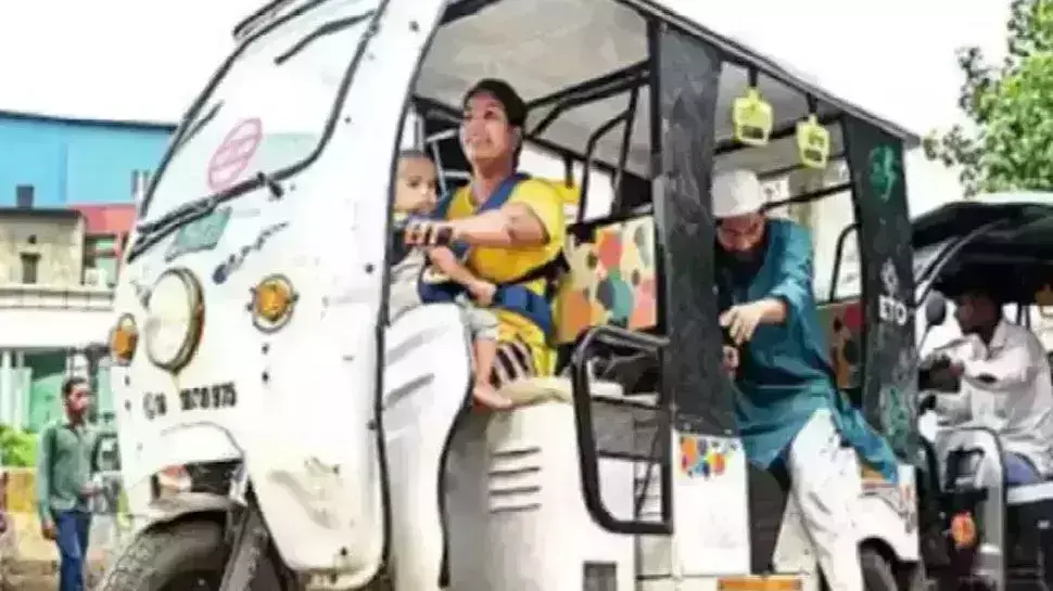 बच्चे को गोद मे बैठाकर सडको पर दौडाती है ई- रिक्शा,जानिए एक महिला की दर्द भरी दास्तां
