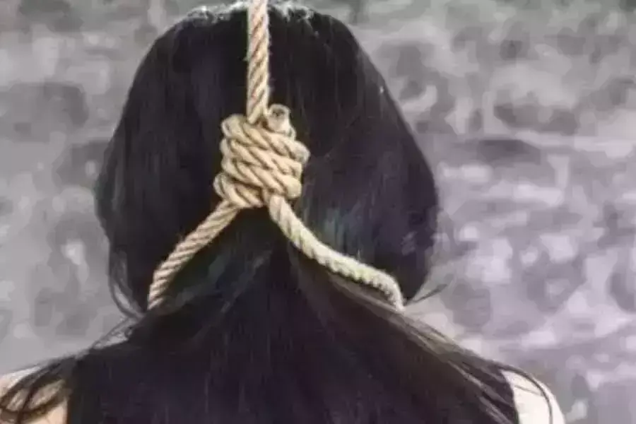 рдкрддрд┐ рд╕реЗ рдкрд░реЗрд╢рд╛рди рдорд╣рд┐рд▓рд╛ рдиреЗ рдлрд╛рдВрд╕реА рд▓рдЧрд╛рдХрд░ рдХреА рдЬреАрд╡рдирд▓реАрд▓рд╛ рд╕рдорд╛рдкреНрдд рдкрддрд┐ рд╕реЗ рдкрд░реЗрд╢рд╛рди рдорд╣рд┐рд▓рд╛ рдиреЗ рдлрд╛рдВрд╕реА рд▓рдЧрд╛рдХрд░ рдХреА рдЬреАрд╡рдирд▓реАрд▓рд╛ рд╕рдорд╛рдкреНрдд