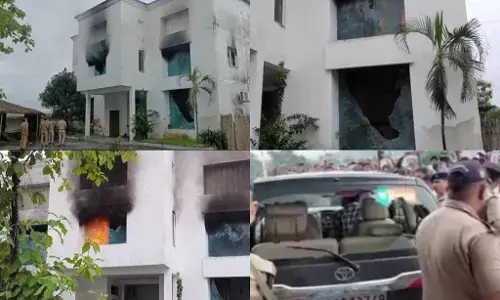 Ankita Bhandari हत्याकांड से भड़के लोग, मुख्य आरोपी पुलकित आर्य की फैक्ट्री में लगा दी आग, रिसॉर्ट-फैक्ट्री तबाह; भाजपा ने पिता-भाई को निकाला Ankita Bhandari हत्याकांड से भड़के लोग, मुख्य आरोपी पुलकित आर्य की फैक्ट्री में लगा दी आग, रिसॉर्ट-फैक्ट्री तबाह; भाजपा ने पिता-भाई को निकाला
