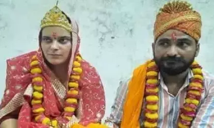 शराबी पति ने दिया तीन तलाक तो रूबीना ने अपनाया हिंदू धर्म, पुष्पा बनकर प्रेमी संग की शादी शराबी पति ने दिया तीन तलाक तो रूबीना ने अपनाया हिंदू धर्म, पुष्पा बनकर प्रेमी संग की शादी