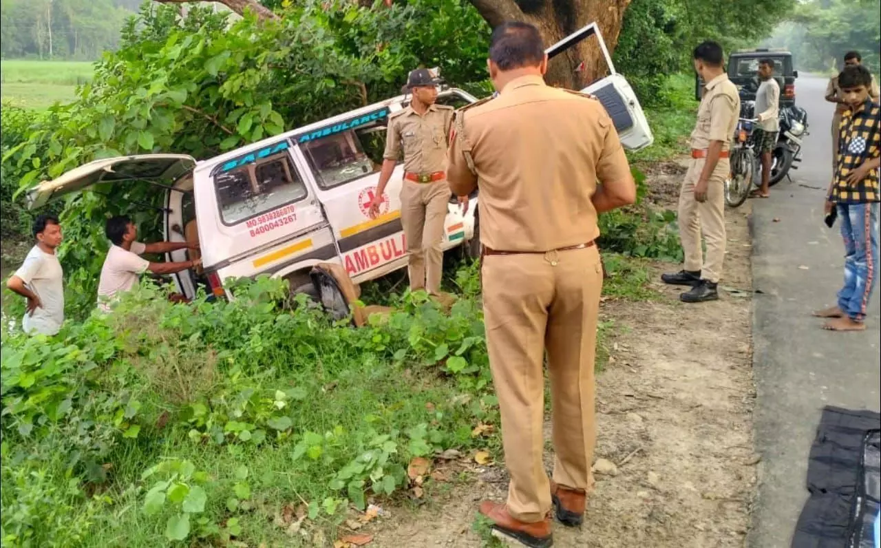 बीकापुर में अनियंत्रित एंबुलेंस पेड़ से टकराई, चाचा की मौत