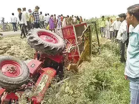 तेज रफ्तार ट्रक ने ट्रैक्टर-ट्राली को मारी टक्कर, ट्रैक्टर-ट्राली तालाब मे जा पलटी 9 की मौत