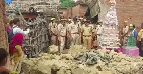लखीमपुर खीरी में बारिश से ढही कच्ची दीवार, 5 बच्चे दबे, 2 की मौत, 3 घायल