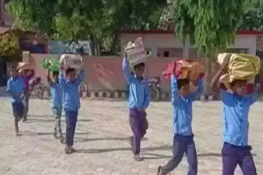 स्कूल मे पढनें जा रहे नौनिहालों से मजदूरो की तरह कराया जाता है काम,शिक्षकों पर गिरी गाज स्कूल मे पढनें जा रहे नौनिहालों से मजदूरो की तरह कराया जाता है काम,शिक्षकों पर गिरी गाज