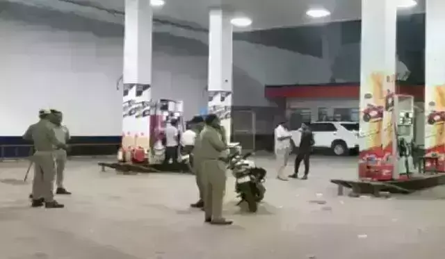 पेट्रोल भरवाने आए युवकों से पैसा मांगने पर पेट्रोल पंप कर्मचारी को कार से कुचला पेट्रोल भरवाने आए युवकों से पैसा मांगने पर पेट्रोल पंप कर्मचारी को कार से कुचला