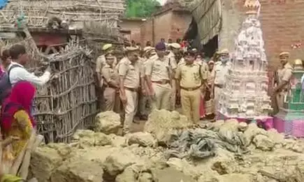 लखीमपुर खीरी में बारिश से ढही कच्ची दीवार, 5 बच्चे दबे, 2 की मौत, 3 घायल लखीमपुर खीरी में बारिश से ढही कच्ची दीवार, 5 बच्चे दबे, 2 की मौत, 3 घायल