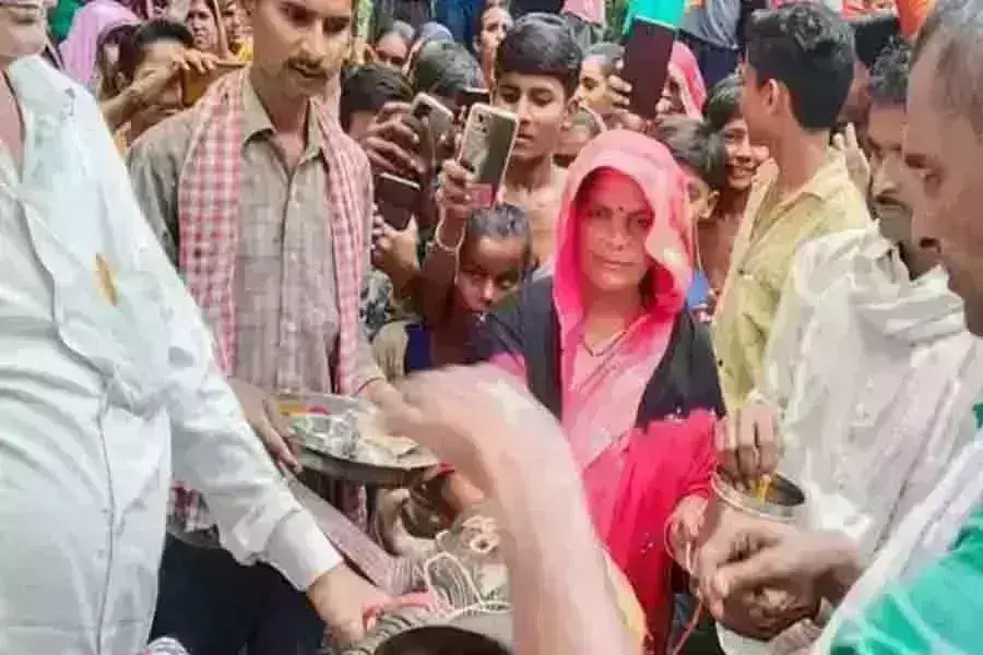 भैंस के बच्चे का कराया मुंडन,और पूरे गांव मे हुई दावत, जानें.... भैंस के बच्चे का कराया मुंडन,और पूरे गांव मे हुई दावत, जानें....