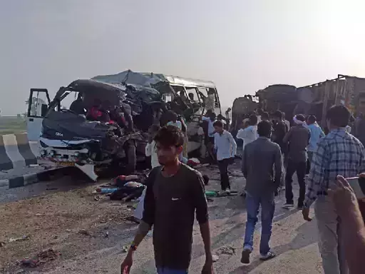 लखीमपुरी खीरी में ट्रक और बस की भीषण टक्कर 8 की मौत 30 से ज्यादा घायल सीएम योगी ने जताया दुख..... लखीमपुरी खीरी में ट्रक और बस की भीषण टक्कर 8 की मौत 30 से ज्यादा घायल सीएम योगी ने जताया दुख.....