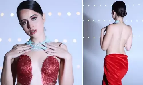 Urfi Javed Sexy Video: Urfi Javed ने टॉपलेस होकर फिर बढ़ाया मीडिया का पारा, बोल्डनेस देख यूजर्स हुए घायल (Watch Sexy Video)