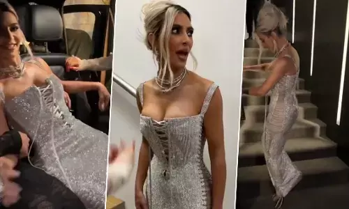 Kim Kardashian Viral Video: Kim Kardashian ने पहनी सिल्वर कलर की इतनी टाइट गाउन, सीढ़ी चढ़ने में छूटे पसीने (Watch Video)