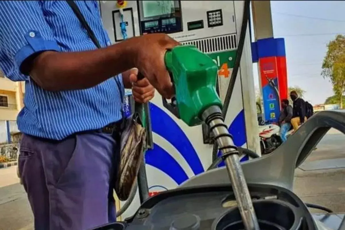 Petrol-Diesel Price Today: कच्चे तेल के भाव में गिरावट, क्या नवरात्रि में सस्ता होगा पेट्रोल? जानें आज का रेट
