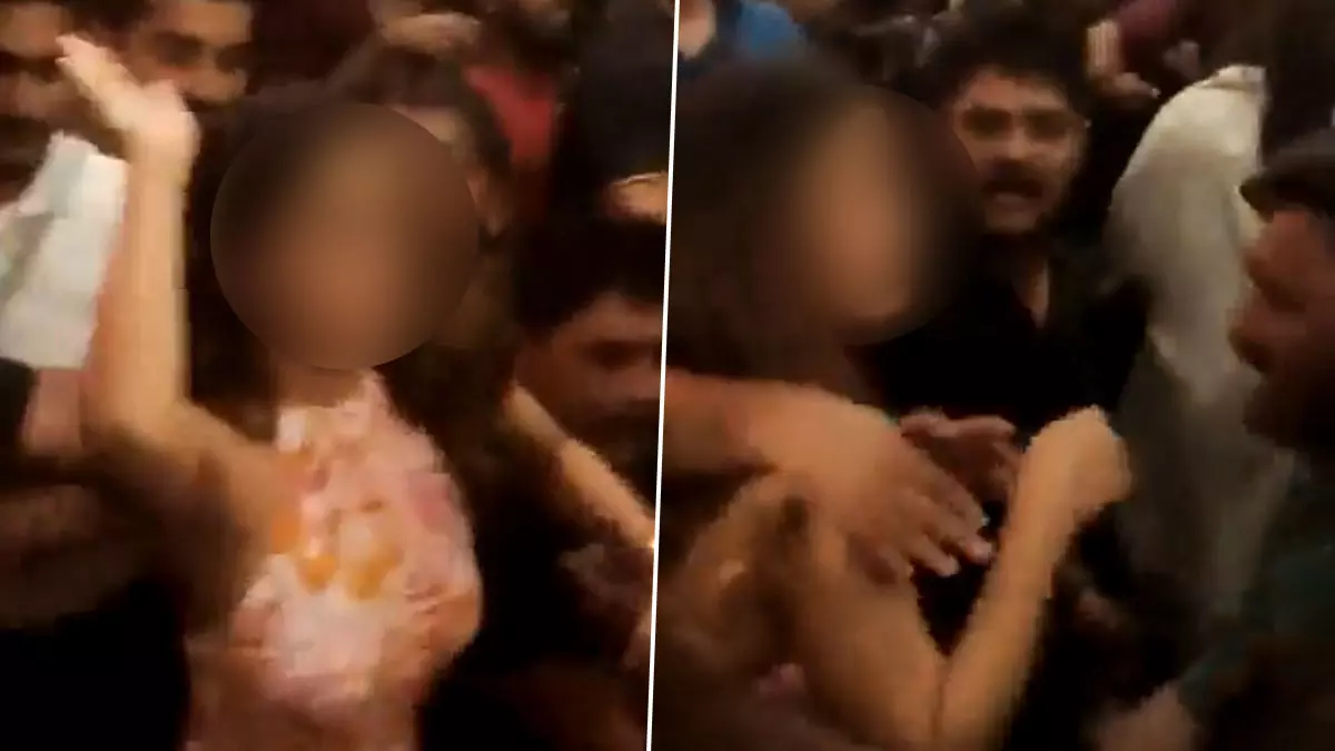 Actresses Sexually Assaulted: अभिनेत्री ने कोझिकोड के मॉल में यौन उत्पीड़न का आरोप लगाया, सामने आया दिल दहला देने वाला VIDEO Actresses Sexually Assaulted: अभिनेत्री ने कोझिकोड के मॉल में यौन उत्पीड़न का आरोप लगाया, सामने आया दिल दहला देने वाला VIDEO
