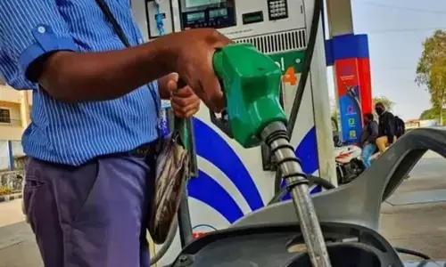 Petrol-Diesel Price Today: कच्चे तेल के भाव में गिरावट, क्या नवरात्रि में सस्ता होगा पेट्रोल? जानें आज का रेट