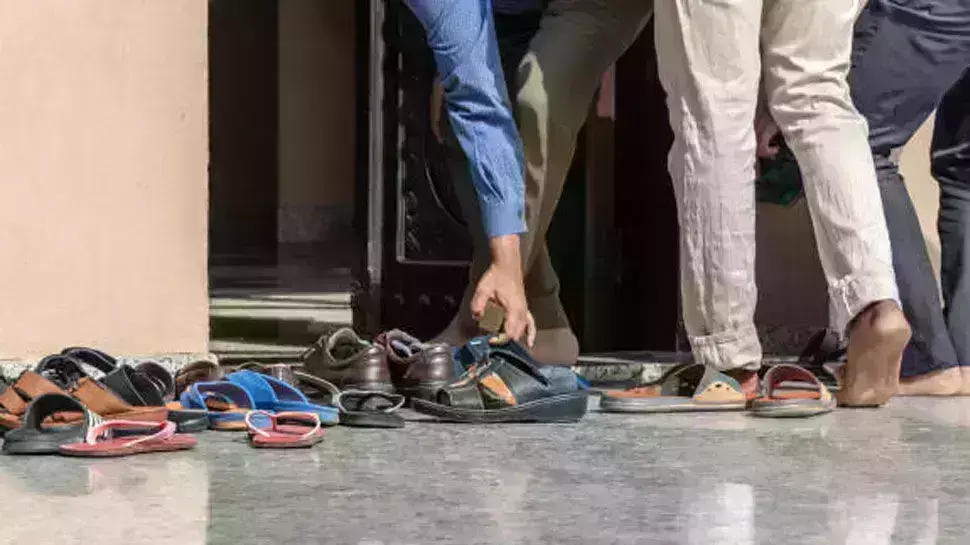 घर के मुख्य दरवाजे पर कभी नही रखने चाहिए जूते,चप्पल,जानिए वास्तुशास्त्र के अनुसार.... घर के मुख्य दरवाजे पर कभी नही रखने चाहिए जूते,चप्पल,जानिए वास्तुशास्त्र के अनुसार....