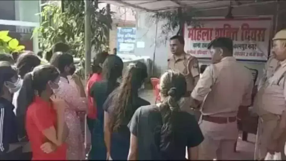 कानपुर के एक हॉस्टल में लड़कियों का नहाते हुए वीडियो बनाने के मामले मे स्वीपर गिरफ्तार कानपुर के एक हॉस्टल में लड़कियों का नहाते हुए वीडियो बनाने के मामले मे स्वीपर गिरफ्तार