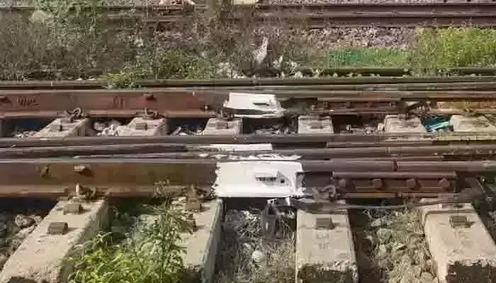 ट्रेन की चपेट में आने से आधा दर्जन गौवंश मृत अवस्था में मृत मिले रेलकर्मियों ने ट्रेक के बाहर निकाला....... ट्रेन की चपेट में आने से आधा दर्जन गौवंश मृत अवस्था में मृत मिले रेलकर्मियों ने ट्रेक के बाहर निकाला.......