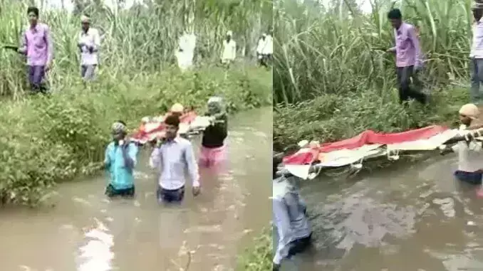 शमशान घाट जाने के लिए नही था रास्ता तो पानी से भरे नाले से शव यात्रा लेकर गुजरे वीडियो वायरल..... शमशान घाट जाने के लिए नही था रास्ता तो पानी से भरे नाले से शव यात्रा लेकर गुजरे वीडियो वायरल.....