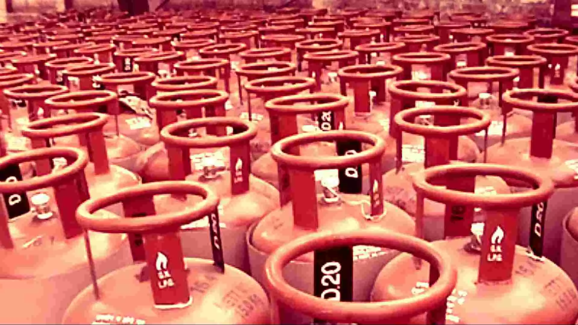 LPG Cylinder Price: आज सस्ता हो गया एलपीजी गैस सिलेंडर, त्योहारों में लोगों को मिली राहत, जानें अपने शहर का रेट
