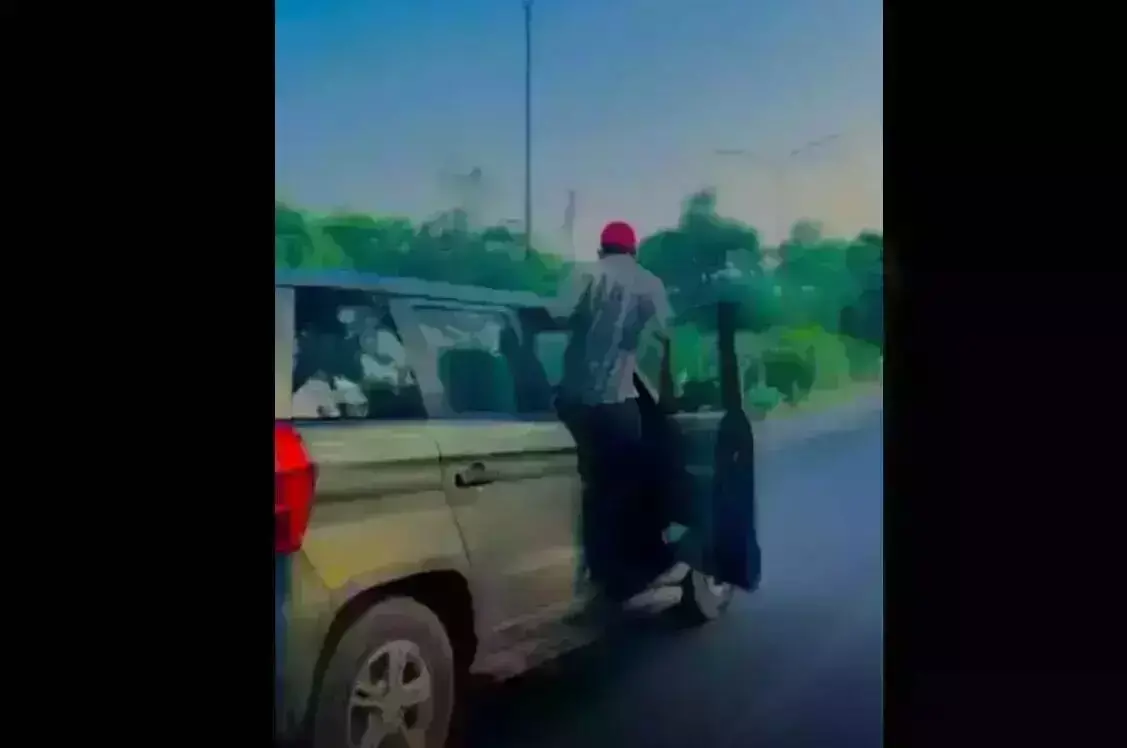सडक पर चलती कार की छत पर बैठ कर स्टंट कर रहे युवक की वीडियो वायरल पुलिस ने कही कार्यवाही की बात..... सडक पर चलती कार की छत पर बैठ कर स्टंट कर रहे युवक की वीडियो वायरल पुलिस ने कही कार्यवाही की बात.....