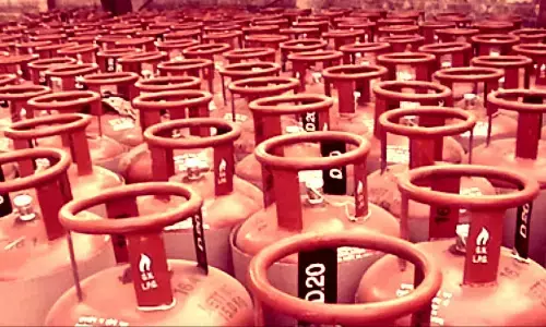 LPG Cylinder Price: आज सस्ता हो गया एलपीजी गैस सिलेंडर, त्योहारों में लोगों को मिली राहत, जानें अपने शहर का रेट LPG Cylinder Price: आज सस्ता हो गया एलपीजी गैस सिलेंडर, त्योहारों में लोगों को मिली राहत, जानें अपने शहर का रेट