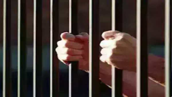 एक कैदी के साथ दो महिलाओं ने बनायें शारीरिक सम्बन्ध जानिए हैरतअंगेज मामला... एक कैदी के साथ दो महिलाओं ने बनायें शारीरिक सम्बन्ध जानिए हैरतअंगेज मामला...