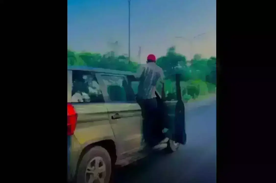 सडक पर चलती कार की छत पर बैठ कर स्टंट कर रहे युवक की वीडियो वायरल पुलिस ने कही कार्यवाही की बात..... सडक पर चलती कार की छत पर बैठ कर स्टंट कर रहे युवक की वीडियो वायरल पुलिस ने कही कार्यवाही की बात.....