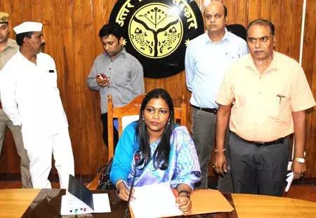 मेरठ मंडल की नई कमिश्नर सेल्वा कुमारी जे ने संभाला कार्यभार, जीरो टॉलरेंस नीति अपनाने की कही बात मेरठ मंडल की नई कमिश्नर सेल्वा कुमारी जे ने संभाला कार्यभार, जीरो टॉलरेंस नीति अपनाने की कही बात