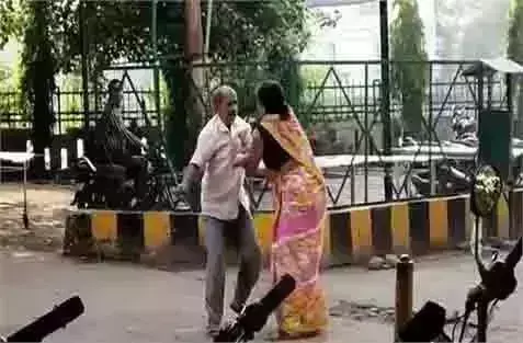 अस्पताल के बाहर ससुर और बहु के बीच हुई मारपीट गुस्साई बहु ने डंडे से ससुर की जमकर कर दी पिटाई वीडियो वायरल... अस्पताल के बाहर ससुर और बहु के बीच हुई मारपीट गुस्साई बहु ने डंडे से ससुर की जमकर कर दी पिटाई वीडियो वायरल...