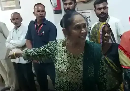 IAS S Krishna Chetanya: विधायक रामबाई ने आईएएस को कहा बदतमीज, बेवकूफ और ढोर, कलेक्टर ने कराई FIR IAS S Krishna Chetanya: विधायक रामबाई ने आईएएस को कहा बदतमीज, बेवकूफ और ढोर, कलेक्टर ने कराई FIR
