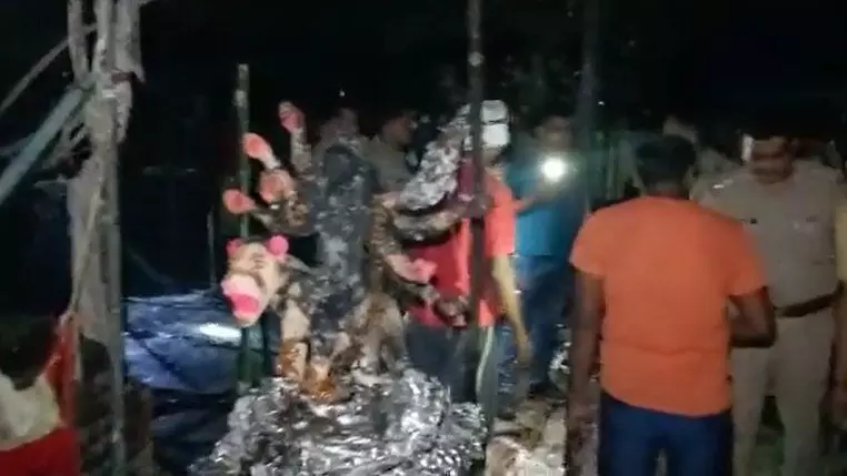 भदोही में दुर्गा पूजा पंडाल में आग लगी, 50 से ज्यादा लोग झुलसे