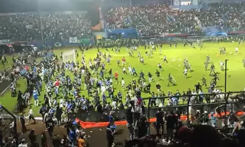 इंडोनेशिया में बड़ा हादसा : फुटबॉल मैच के दौरान हिंसा के बाद मची भगदड़ में 129 लोगों की मौत, सैकड़ों घायल, देखिए- हादसे की दर्दनाक तस्वीरें