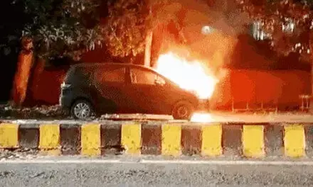 ग्राम प्रधानों की जांच कर लौट रही महिला अधिकारी की अचानक धूं धूं कर जली कार..