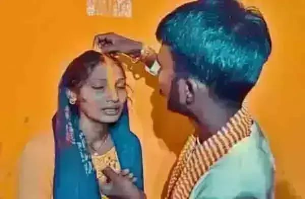 प्रेमिका मिलने गया प्रेमी तो लोगो ने पकडकर करायी शादी फिर.... प्रेमिका मिलने गया प्रेमी तो लोगो ने पकडकर करायी शादी फिर....
