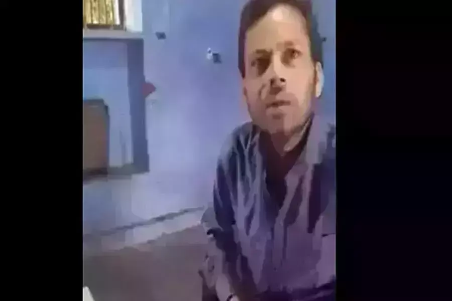 शराब के नशे में मास्टर जी बच्चों को पढाते नजर आये, वीडियो वायरल, महिला आयोग की अध्यक्ष ने प्रशासन से कार्यवाही की मांग की.. शराब के नशे में मास्टर जी बच्चों को पढाते नजर आये, वीडियो वायरल, महिला आयोग की अध्यक्ष ने प्रशासन से कार्यवाही की मांग की..