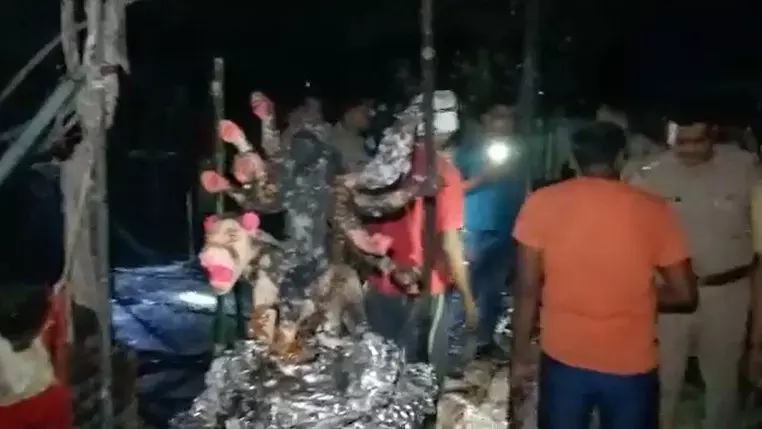 भदोही में दुर्गा पूजा पंडाल में आग लगी, 50 से ज्यादा लोग झुलसे भदोही में दुर्गा पूजा पंडाल में आग लगी, 50 से ज्यादा लोग झुलसे