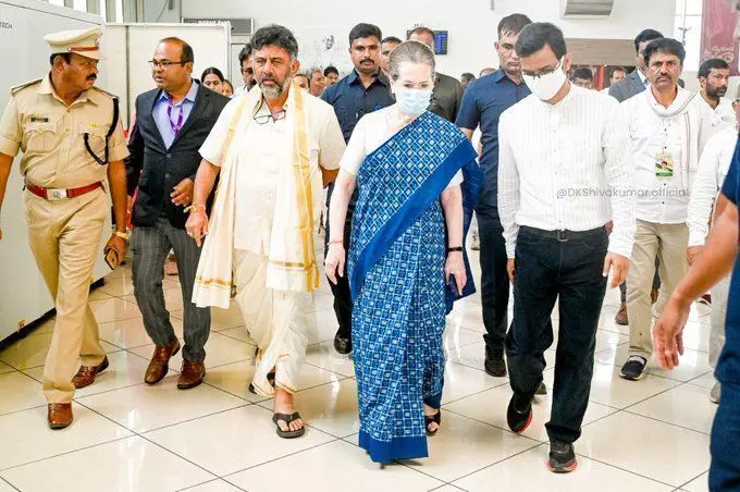 Congress President Sonia Gandhi : कांग्रेस अध्यक्ष सोनिया गांधी पहुंचीं कर्नाटक, गुरुवार को भारत जोड़ो यात्रा में शामिल होंगी