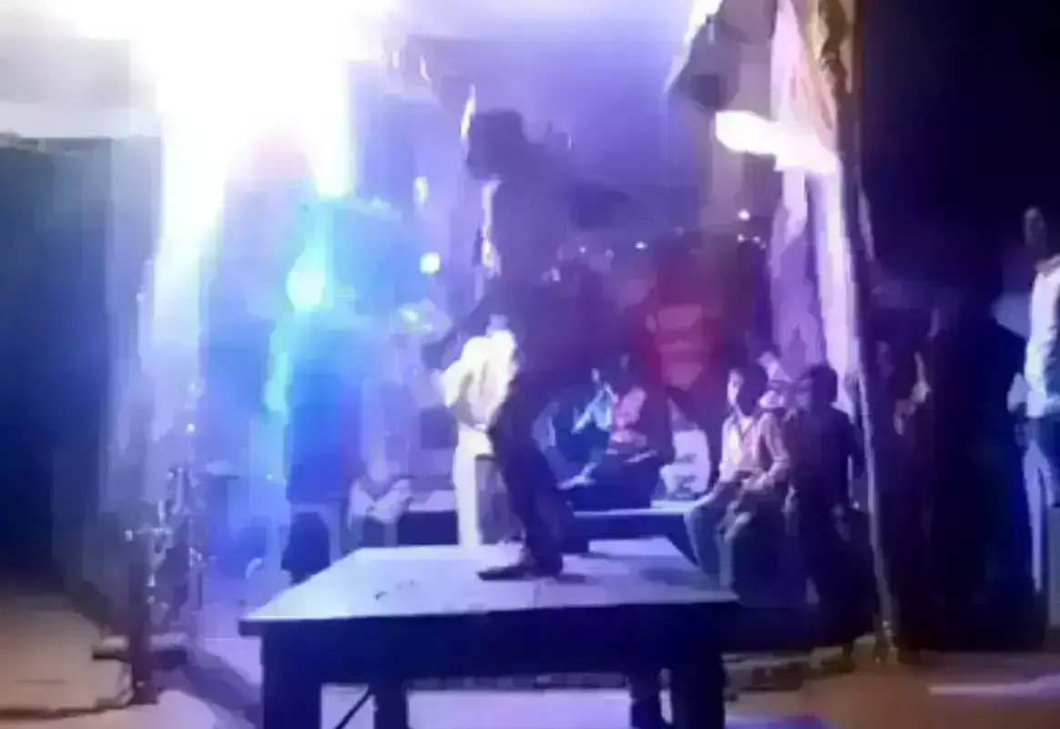 रामलीला मे हनुमान का रोल निभा रहे  व्यक्ति को दिल का दौरा पडने से स्टेज पर मौत .. रामलीला मे हनुमान का रोल निभा रहे  व्यक्ति को दिल का दौरा पडने से स्टेज पर मौत ..