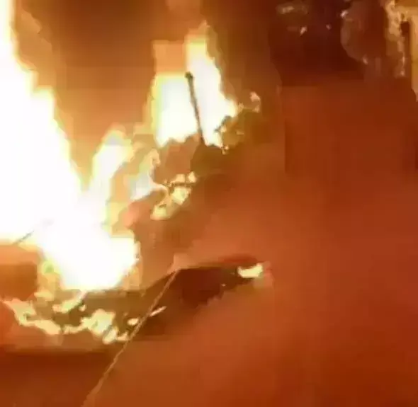 दुर्गा पूजा के दौरान लगी भीषण आग ,3 लोगो की मौत 64 से ज्यादा घायल... दुर्गा पूजा के दौरान लगी भीषण आग ,3 लोगो की मौत 64 से ज्यादा घायल...