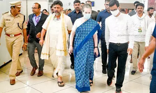 Congress President Sonia Gandhi : कांग्रेस अध्यक्ष सोनिया गांधी पहुंचीं कर्नाटक, गुरुवार को भारत जोड़ो यात्रा में शामिल होंगी