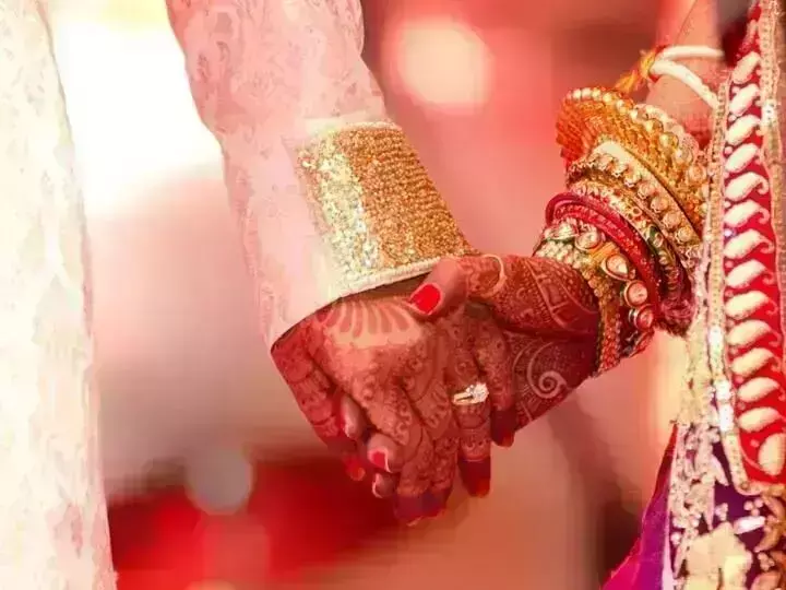 ऑनलाइन लूडो खेलते-खेलते हुआ प्याकर,मंदिर मे शादी के दौरान आ गई पुलिस फिर..... ऑनलाइन लूडो खेलते-खेलते हुआ प्याकर,मंदिर मे शादी के दौरान आ गई पुलिस फिर.....