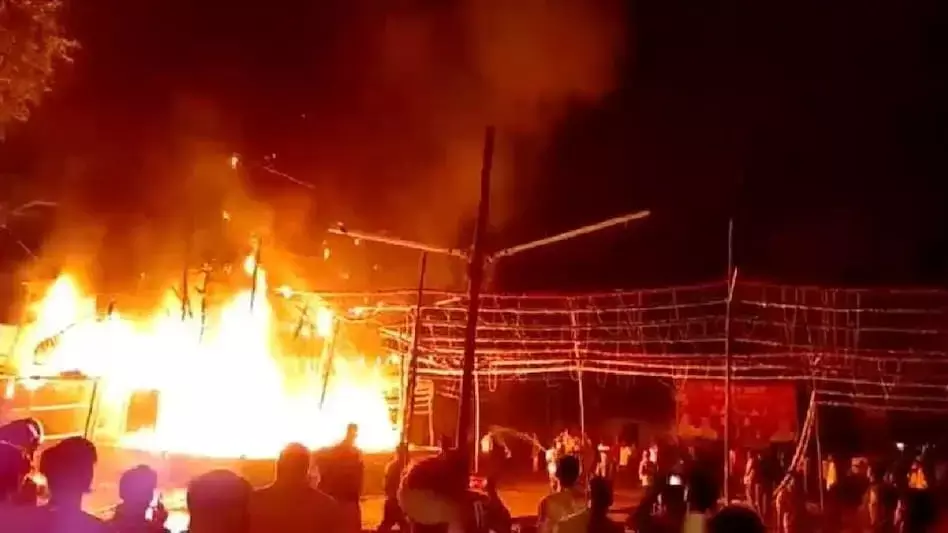 इटावा में रामलीला पंडाल में लगी भीषण आग कलाकारो में मची अफरा-तफरी.... इटावा में रामलीला पंडाल में लगी भीषण आग कलाकारो में मची अफरा-तफरी....